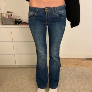 Lågmidjade bootcutjeans  - Jätte fina lågmidjade bootcut, i ett super bra skick! De är från pull and bear och är mörkblåa!