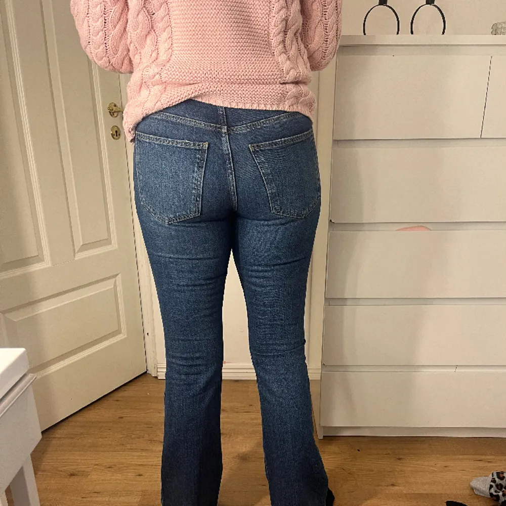 Jeans i bootcut modell från Gina tricot säljes. Strl 40. Knappt använda. Personen på bilden är 178 cm lång.. Jeans & Byxor.