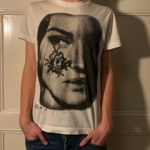 Dolce&Gabbana - Säljer denna t-shirt med riktigt snyggt tryck från dolce&gabbana! Storlek 50 vilket motsvarar S. Modellen är 183cm och väger 66kg. Skick 8,5/10. Priset är 599kr men det är diskuterbart. Hör av er vid funderingar!🍾🔥