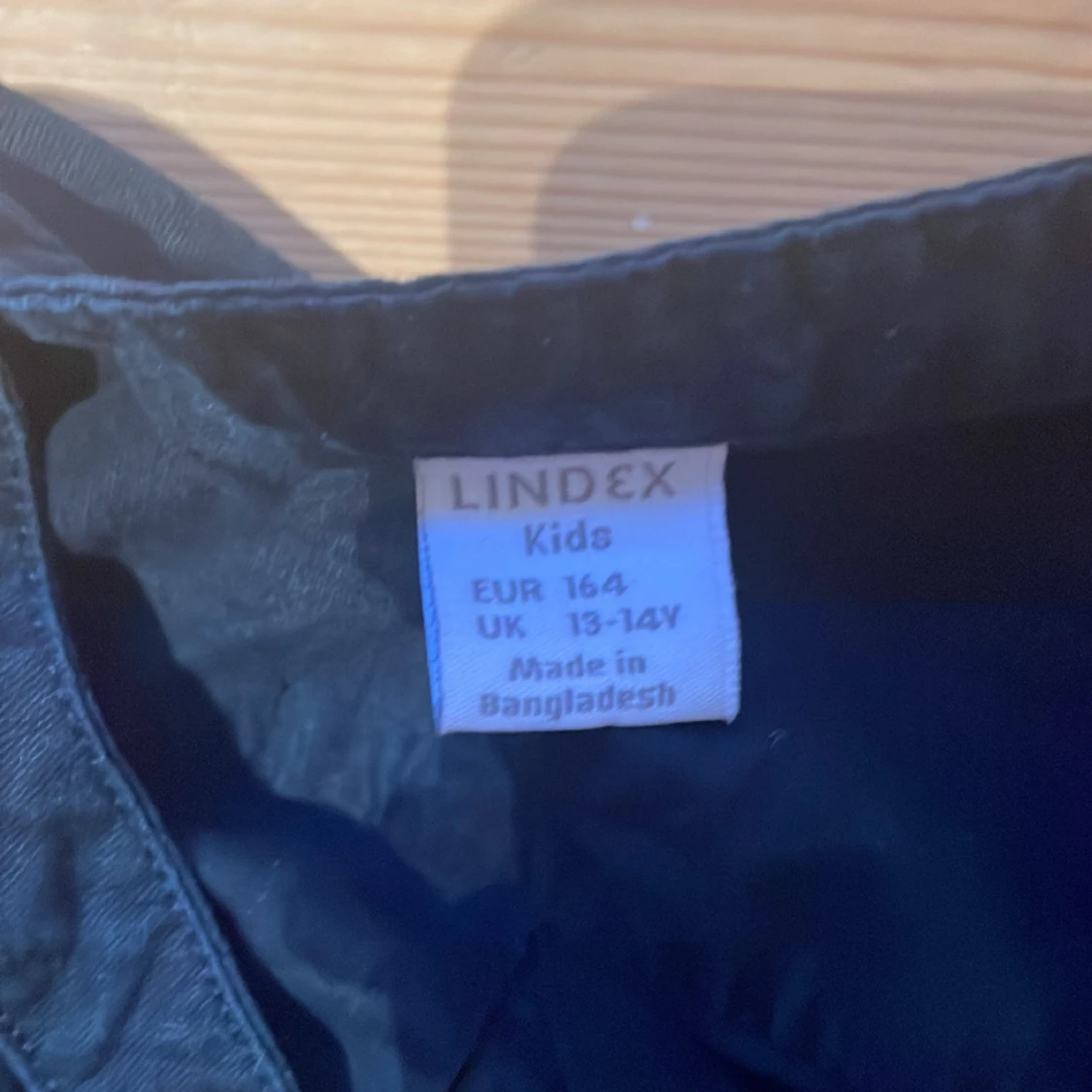 Mörkblå barnskjorta utan krage. - 91