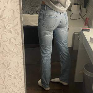 Suuuperfina ljusblå jeans från zara. Perfekta modellen, raka i benen, lagom låg midja. Köpte för två år sedan men har bara legat i min garderob och använts kanske Max 4/5 gånger då dem alltid varit lite för tajta på mig. Pris kan diskuteras💕