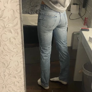 Zara Mid Rise Straight  - Suuuperfina ljusblå jeans från zara. Perfekta modellen, raka i benen, lagom låg midja. Köpte för två år sedan men har bara legat i min garderob och använts kanske Max 4/5 gånger då dem alltid varit lite för tajta på mig. Pris kan diskuteras💕