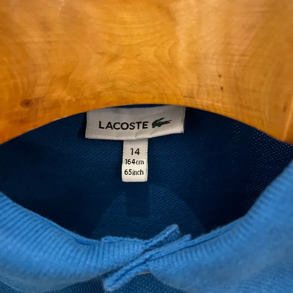 Säljer min oanvända Lacoste piké som jag växt ur, 10/10 skick, storlek 158-164cm/14 år i barn, ordinarie pris 849kr. T-shirts.