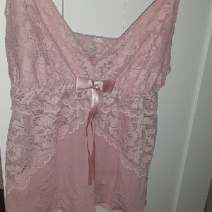 Rosa spetstopp - En råsa spetstopp i bra skick, skriv om ni är intresserade 