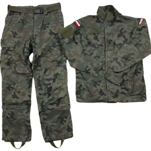 Polsk Armé Uniform, Jacka och Byxor - Äkta camo ställ från den polska armén. Jacka och byxor i storlek M/L. Ställ gärna frågor!😊