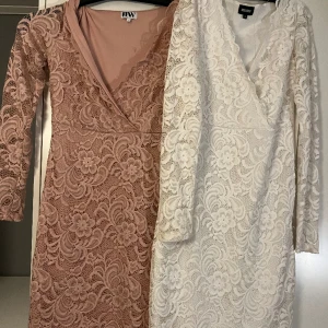 Klänning  - Hejsan säljer 2 fina klänningar till te.x sommaren✨, om ni är intresserade så kan jag fixa mer bilder!  Som sagt så kan i se en fläck på den rosa klänningen men den är på insidan o tyvärr inget som går bort. Vita storlek-S Rosa storlek-M Fint skick!