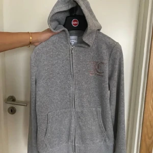 Juicy couture sett - Super fint skick knappt använd och inga defekter , säljer för 650 nypris 1800 från barnavdelningen ❤️ hör av er vid frågor eller flera bilder 