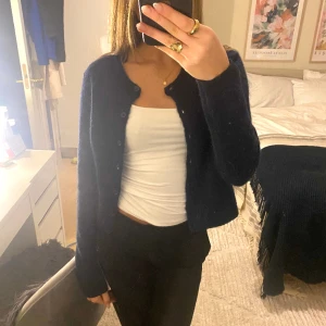 Knitted cardigan - Stickad kofta från Gina i mörkblå färg, endast använd två gånger🥰köparen står för frakt