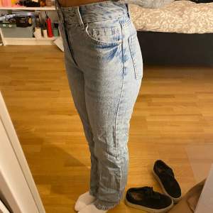 Straight jeans från bershka, använda men är i väldigt bra skick. Säljer då dem är lite för små på mig som vanligt viss har 34/36 