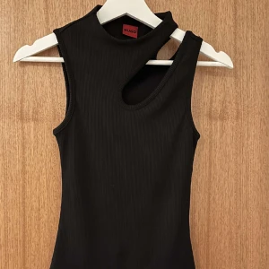 Hugo boss topp ribbad - storlek xs, jätte bra skick, aldrig använd, ny pris 949kr