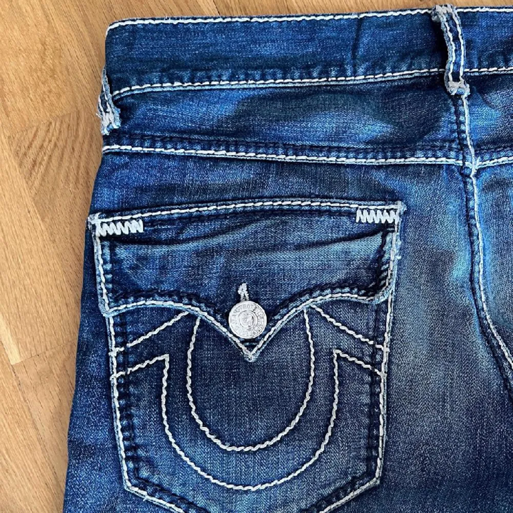 äkta true religion jeans med fat stitching. passform är straight/lite bootcut (billy) gylfen är dock sönder ahahaha rip. Jeans & Byxor.