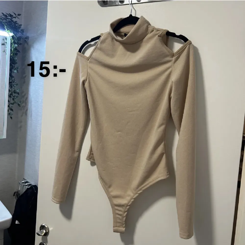 Offshoulder tröja/body i beige från boohoo. Aldrig använd och prislappen sitter kvar på. Toppar.