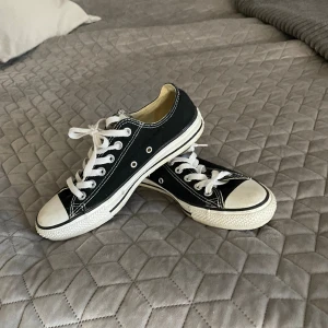 Converse - Nästan helt nya converse. Använda endast en gång utom hus för att testa hur dem satt. Säljer då dem är försmå för mig❤️ (bilden ser man att de ej är tvättade, tvättar dem innan jag skickar)