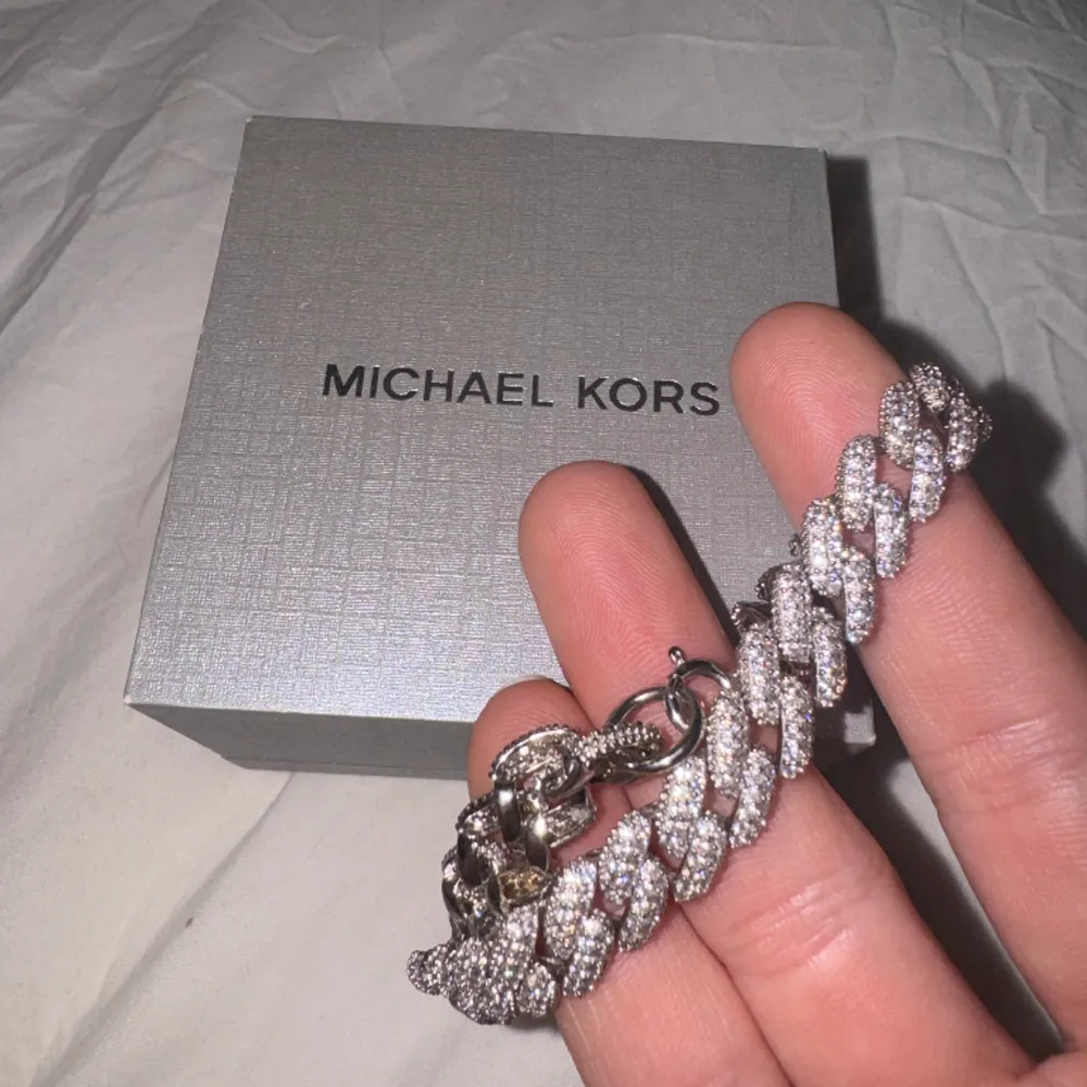 Precious Metal-Plated Sterling Silver Pavé Curb Link Bracelet från Michael Kors. Style # MKC1427AN. Helt nytt och oanvänt. Köptes för 3495kr. Perfekt skick. Säljer för 1200kr, lägsta jag kan gå ner är 1000kr vid snabb affär, köp samma dag. . Accessoarer.