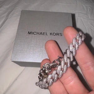 Michael Kors silver armband - Precious Metal-Plated Sterling Silver Pavé Curb Link Bracelet från Michael Kors. Style # MKC1427AN. Helt nytt och oanvänt. Köptes för 3495kr. Perfekt skick. Säljer för 1200kr, lägsta jag kan gå ner är 1000kr vid snabb affär, köp samma dag. 