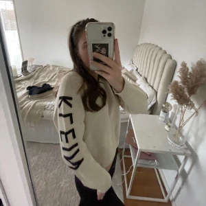 Calvin Klein tröja  - Wowww va snygg tröja där de står med text på ryggen och sidorna💌💌älskar men kommer tyvärr ej till användning därav att den säljs. Tryck på köp nu!