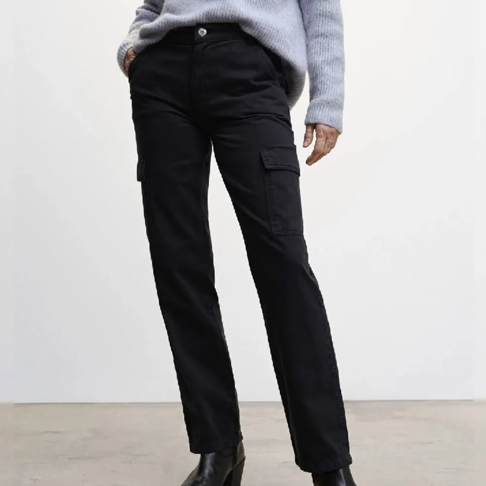 Mango Cargo pants i storlek 38. Färgen är mörkblå/mörk grå. Jeans & Byxor.