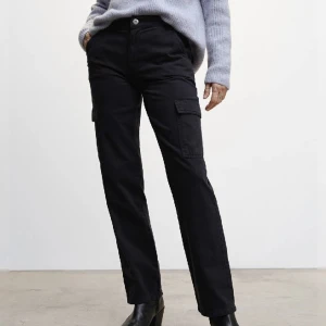 Mango Cargo Pants - Mango Cargo pants i storlek 38. Färgen är mörkblå/mörk grå