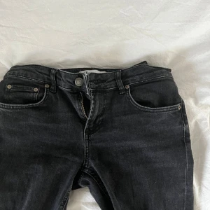 Lågmidjade jeans - Säljer mina supersnygga lågmidjade jeans från zara i fint skick men säljer då de tyvärr har blivit för korta😊