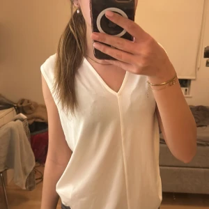 Vit Blus - En snygg vit blus från HM☺️🥰 Ny med prislappar!