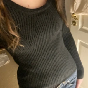 Långärmad knit - Jättesnygg svart långärmad stickad tröja! Den har en tight passform och stor u-ringning. Den är alltså inte uttöjd, halsen ska vara så. Tröjan är i stl 34 eller xs och har inga skavanker🩷