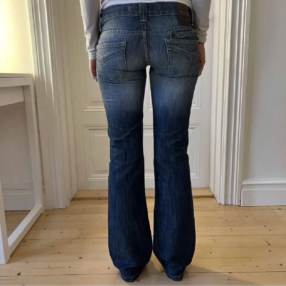Jättesnygga low waist jeans. Köptes här på plick, från Reactive, lappen kvar. Storlek 26/32. Midjemått 37. Benlängd 100 cm. Säljer då de är för små för mig. (Lånade bilder). Jeans & Byxor.