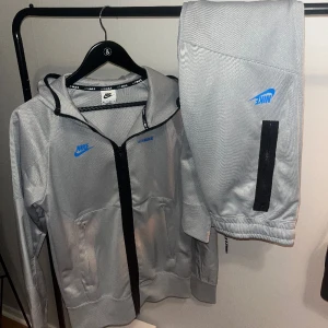 Nike Air Max dress - Tröjan storlek: XS Byxorna storlek: S   Hör av er vid intresse, kan lösa bättre bilder bilden blev i dålig kvalite!😁