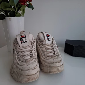 Skor - Fila. Slitna, därav det billiga priset 