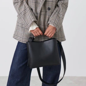 Everyday mini crossbody bag Gina  - Säljer denna väska från Gina Tricot! Köpt för ett år sedan men kom aldrig till användning, lappen kvar. Väskan är väldigt rymlig och praktisk med en innerficka som sluts med dragkedja. Nypris ca 299kr. Skriv för fler bilder eller frågor 🥰