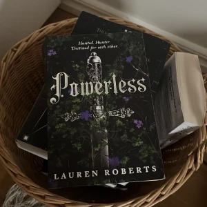 Powerless bok - Läst 150 sidor men den va inte min smak så hoppas någon annan gillar den🫶🏼 ä 