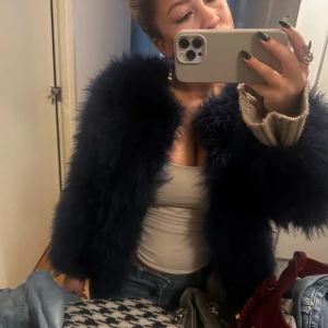 Blå fake päls jackq - Säljer denna söta jacka i storlek S pågrund att den inte kommer till användning💙