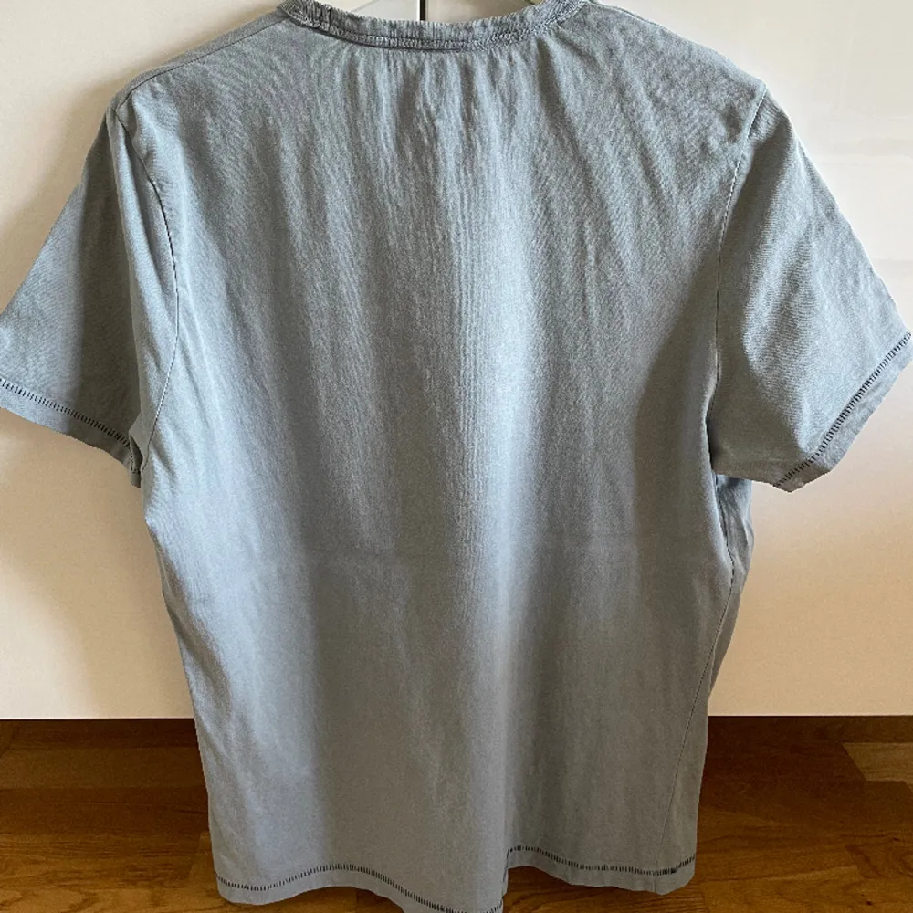  •Lee Cooper t-shirt i mycket bra skick. Knappt använd •Storlek: M •Pris: 85 kr 🚭Från djur och rökfritt hem 📍Kan mötes upp i Mölnlycke centrum 📬Kan skickas mot fraktkostnad . T-shirts.