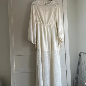 Studentklänning  - En fin klänning jag hade på studenten, NA-KDs kollektion med Sanna Jörnvik 🤍🍾 bra till oss långa tjejer, går ner till marken på mig som är 170