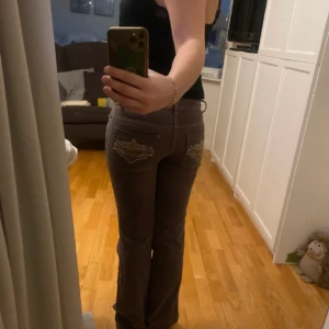 Snygga byxor  - Bruna jeans med coola fickor. Låg midja och bootcut. Skriv för frågor eller mått💕💕
