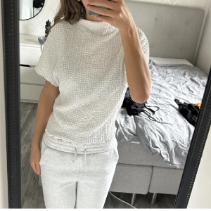 Topp - Jätte fin topp från Zara. Väldigt fint skick. Säljer även en likadan fast en marinblå💕Inte min bild, skriv för egna bilder❤️