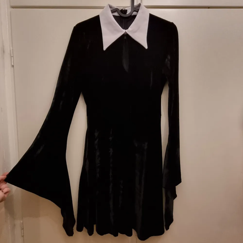 Wednesday Addams-inspirerad klänning från Killstar! Har klippt bort lappen men det är storlek S. Sammet.. Klänningar.