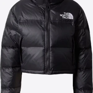 The North Face jacka  - Säljer en croppad North Face jacka. Köpt för 3500kr. Sparsamt använd och fri från rök och päls. Säljer pågrund av att den inte används längre. Pris kan diskuteras vid snabb affär. Skriv för fler bilder.
