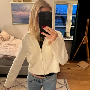 Super snygg cardigan!! - säljer denna as snygga kofta ifrån åhlens, trendade på tiktok ett tag!!  Storlek XS men passar även S och M! Inga defekter!! Använd typ 3 gånger då den inte är min stil alls!!!💕💕💕