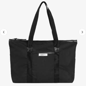 Hejj! Säljer denna väska i ungefär denna modell och storlek som på första bilden då jag har 2 utav samma modell. Inga skador vill bara bli av med den därav priset. 💞