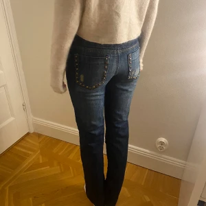Snygga jeans  - Skiiit snygga lågmidjade bootcut jeans! Helt nya med lappen kvar (aldrig använda bara testade) Står storlek 36 i men skulle säga att dem är mer 34