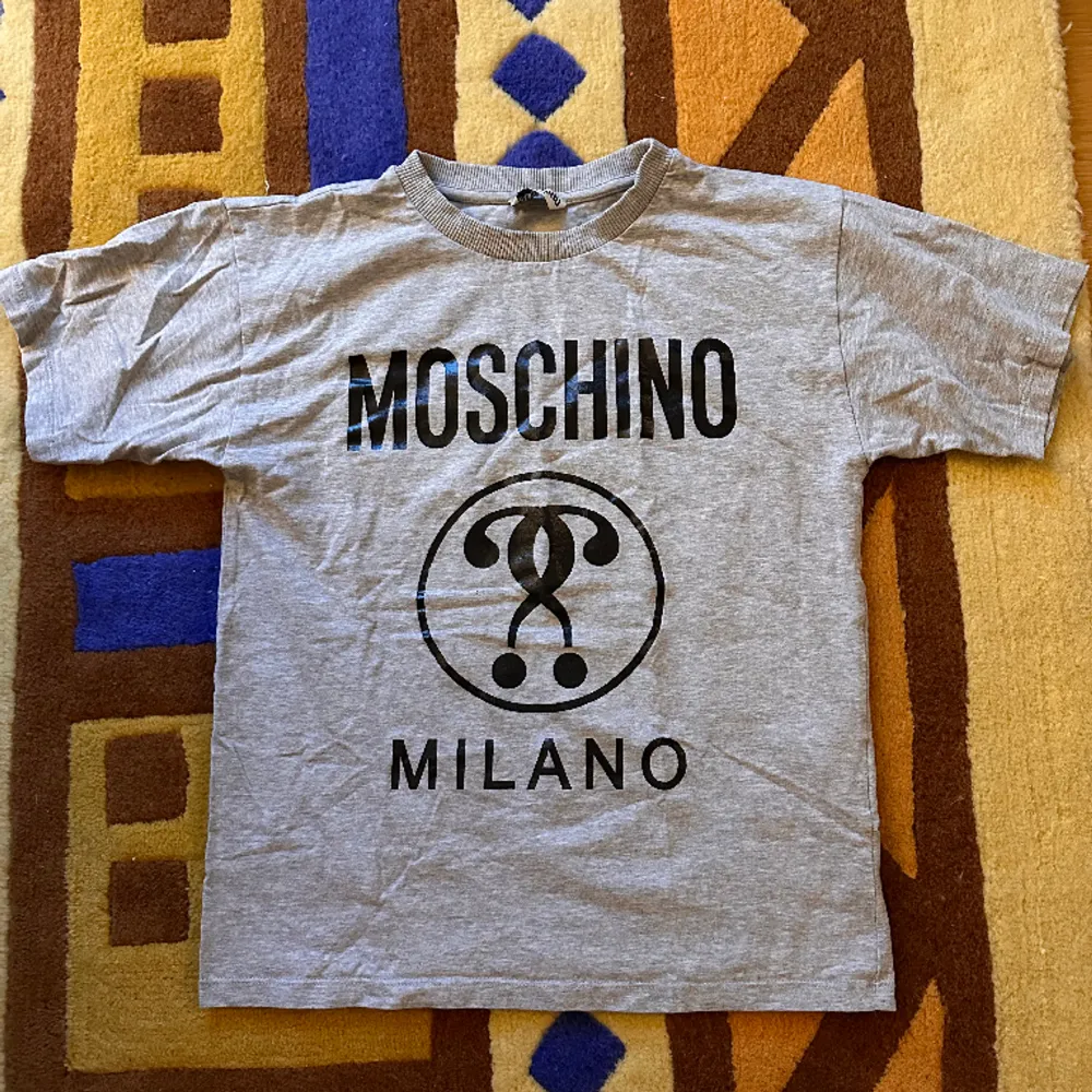 Moschino logo T-Shirt använd ett fåtal gånger, som ny. Strlk 152 men passar som en S. T-shirts.