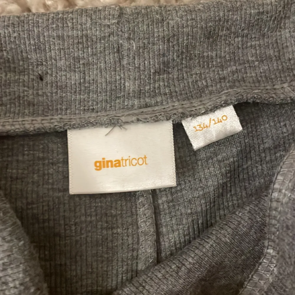 Säljer mina gråa yoga pants från Gina tricot young. Säljer de för att de har blivit för korta för mig. De köptes på höstlovet 2023 och har använts få antal gånger. Bra skick inga hål eller något. Tvättas såklart innan de skickas. Står ej för frakten💘. Jeans & Byxor.