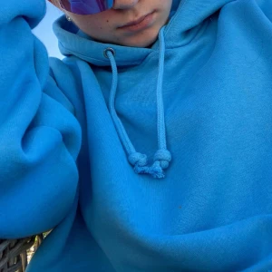 Blå bikbok hoodie - Super fin blå bikbok hoodie i storlek S, super fint skick men finns en liten fläck men som man ej tänker på så mycket, därav priset😊