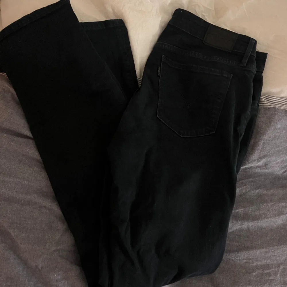 Svarta Slim fit Levi jeans! Storlek 30:). Jeans & Byxor.