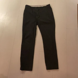 Chinos Ralph Lauren - Fina Chinos från Ralph Lauren i grå färg. Inte använda så mycket, i storlek W33 L32. Hör av er för bättre bilder!!