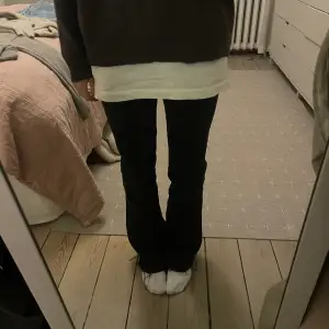 Fina mid/low jeans, storlek 38 men skulle säga lite mot 36