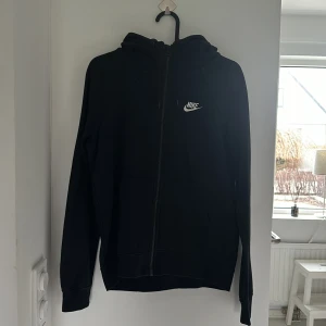 Nike zip-hoodie - Säljer denna då den inte kommer till användning längre 