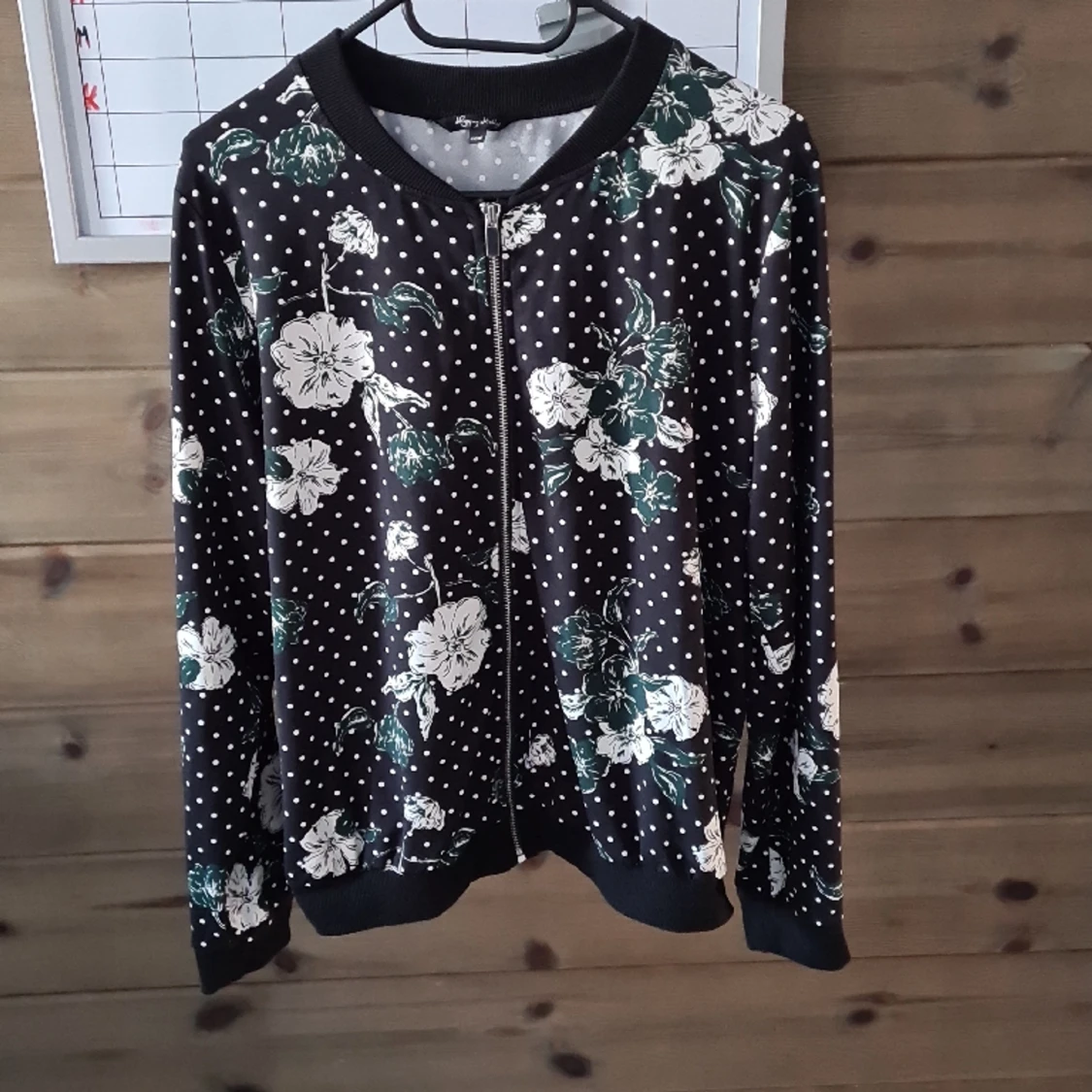Blommig bomberjacka