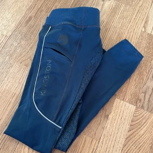 Ridtights. - Snygga och sköna ridtights junior, från Kingston. Fint skick. Helskodda. Använda under ca 3 månader.