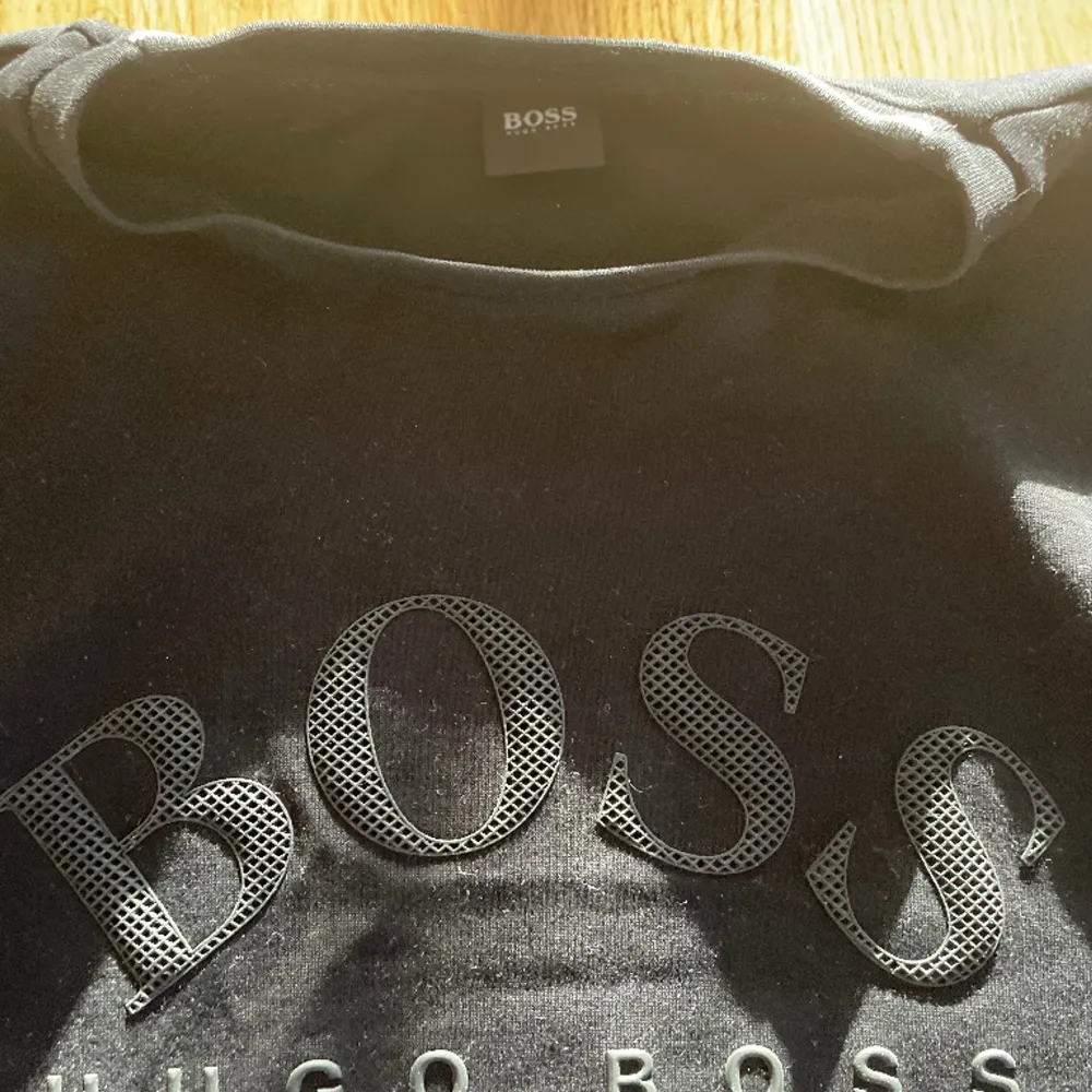 Helt nu Hugo boss tröja aldrig använd och i skick 10/10 inga defekter eller hål sitter perfekt och är väldigt snygg . Hoodies.